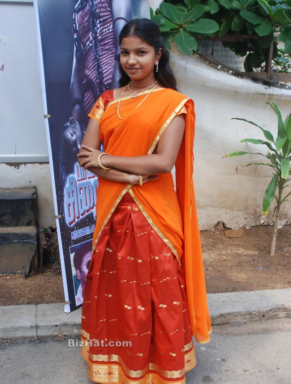 http://filmreviews.bizhat.com/wp-content/uploads/2010/11/tamil_actress_durga_stills_photos_02.jpg